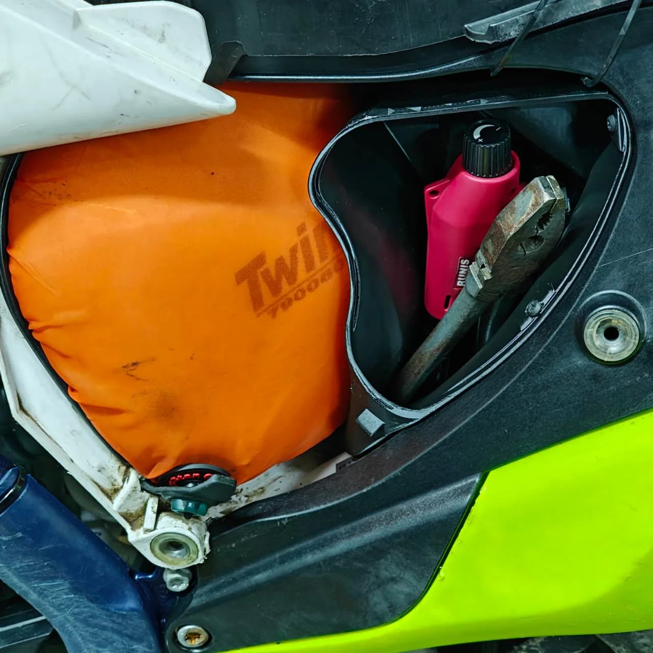 Airbox Storage Box Husky 19-22